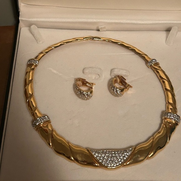 Fifth  Avenue collection necklace and earring set. - Picture 1 of 4